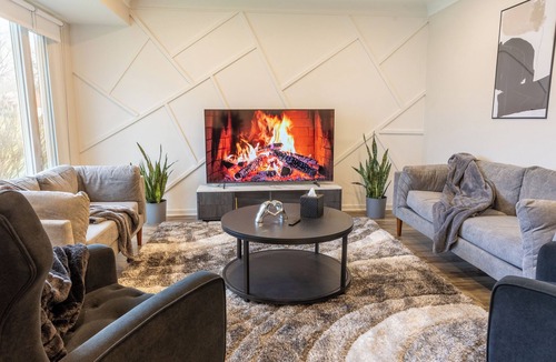 Flint House | Modern Cozy Elegance Close to Hospitals