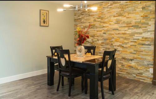 London House | Modern Cozy Executive Suite with Private Entrance