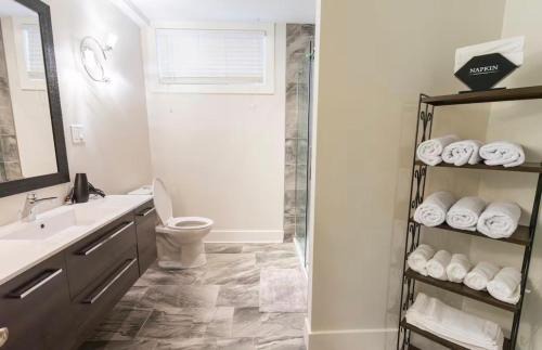 London House | Modern Cozy Executive Suite with Private Entrance