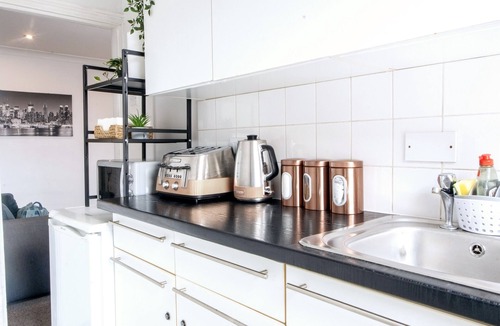 Fenny Stratford Apartment | Modern Cozy Flat