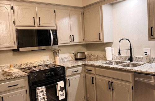 Central Oklahoma City House | Modern Cozy, Full Home Near OKC – Spacious Getaway with Smart TVs & Fast WIFI
