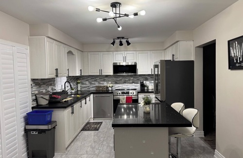 Orangeville House | Modern Cozy Getaway