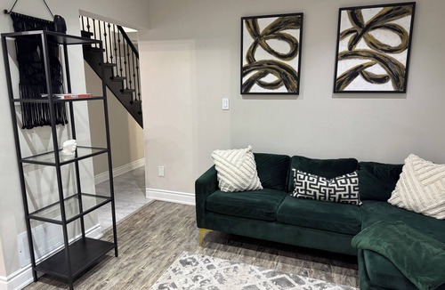 Orangeville House | Modern Cozy Getaway