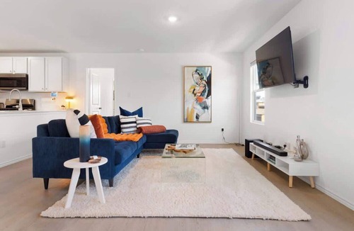 Buda House | Modern Cozy Home - Quiet Street - Sleeps 6