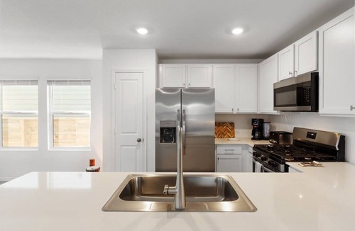 Buda House | Modern Cozy Home - Quiet Street - Sleeps 6