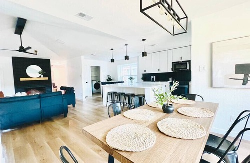 The Colony House | Modern & Cozy house w/pool