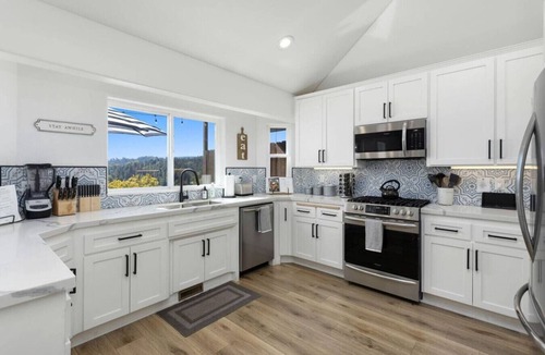 Lake Arrowhead House | Modern+Cozy Lakeview home w/gorgeous views! 6 BD, Sleeps 12, Decks, Firepit, EV