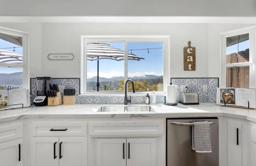 Lake Arrowhead House | Modern+Cozy Lakeview home w/gorgeous views! 6 BD, Sleeps 12, Decks, Firepit, EV