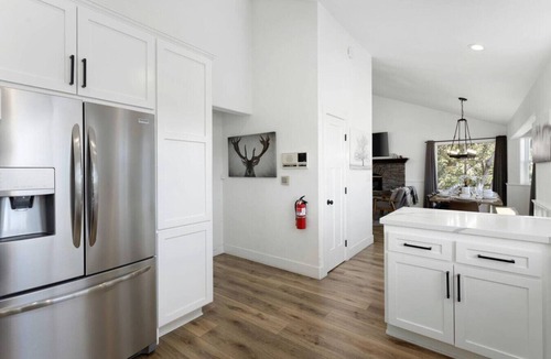 Lake Arrowhead House | Modern+Cozy Lakeview home w/gorgeous views! 6 BD, Sleeps 12, Decks, Firepit, EV