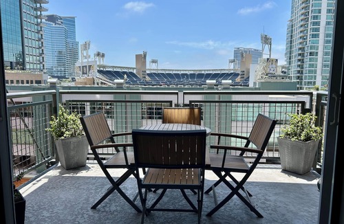 East Village Condo | Modern Cozy Loft King Bed Sleeps 2 Petco Park View Pet Friendly