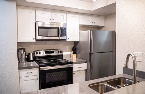 Bridle Trails Condo | Modern & Cozy Microsoft Campus Condo with Parking