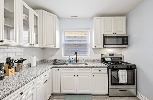Berwyn Apartment | Modern & Cozy near MDW & ORD ~ Queen Beds, Parking