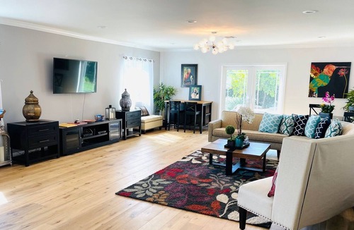 North Arroyo House | Modern & cozy, near Rosebowl, remodeled 2 bed, 1 bath, pets welcome.