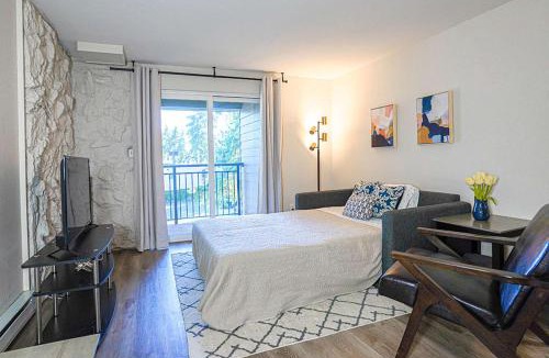 Bridle Trails House | Modern Cozy next to Microsoft, Queen Bed, Parking