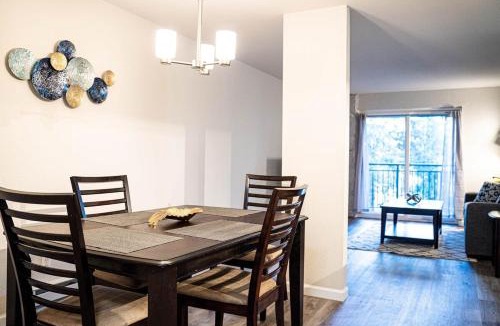 Bridle Trails House | Modern Cozy next to Microsoft, Queen Bed, Parking