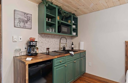 Canadensis Cabin | Modern Cozy Pocono Cabin | Pickleball | Firepits