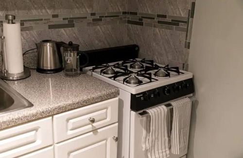 Queens House | Modern Cozy Private Suite Near JFK