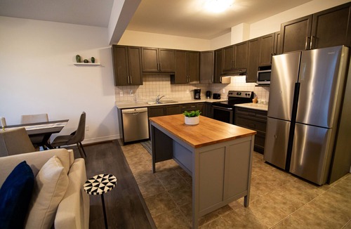 Grimsby House | Modern & Cozy Retreat -Lake Ontario & Wine Country