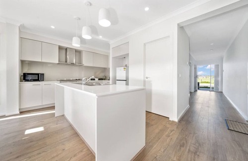 Berwick House | Modern Cozy Retreat, Park, Mall!