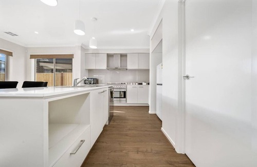 Berwick House | Modern Cozy Retreat, Park, Mall!