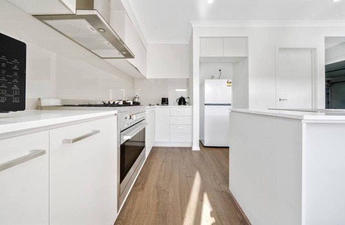 Berwick House | Modern Cozy Retreat, Park, Mall!