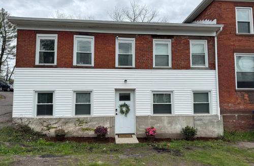 Broad Brook Apartment | Modern Cozy Studio