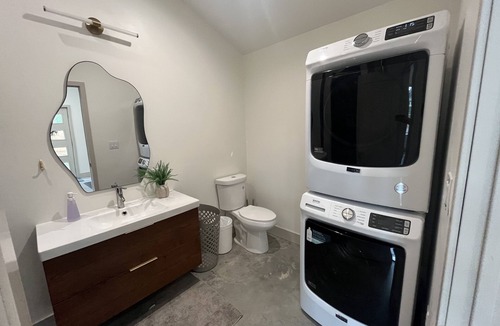 Wichita House | Modern & Cozy Studio W/Large Shower & W/D
