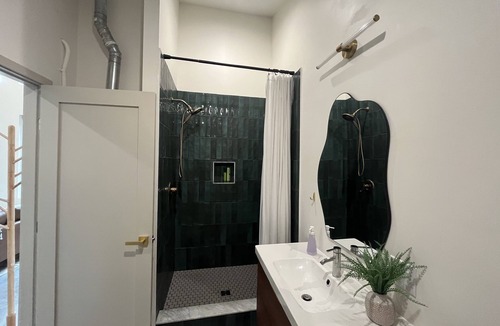Wichita House | Modern & Cozy Studio W/Large Shower & W/D