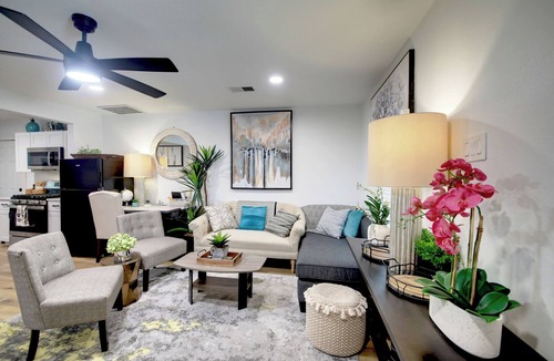Dawson House | Modern, Cozy, & Stylish Downtown Retreat - 5 Star Location & Amenities!