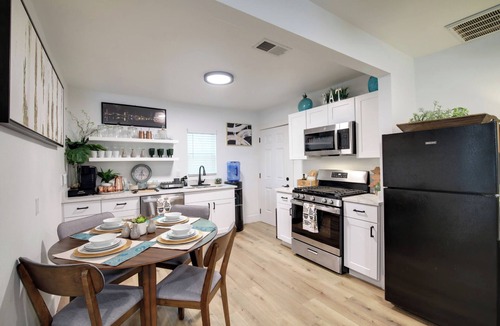 Dawson House | Modern, Cozy, & Stylish Downtown Retreat - 5 Star Location & Amenities!