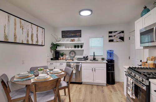 Dawson House | Modern, Cozy, & Stylish Downtown Retreat - 5 Star Location & Amenities!