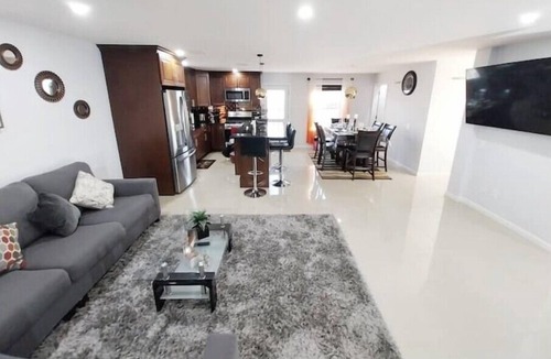 Monessen House | Modern & Cozy Suite with free parking!