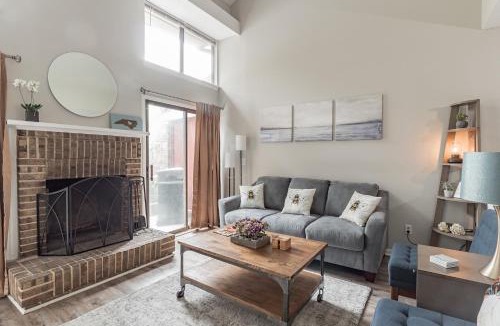 Cameron Wood Apartment | Modern Cozy Townhome