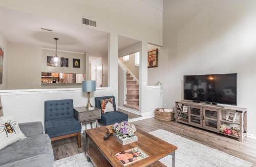 Cameron Wood Apartment | Modern Cozy Townhome