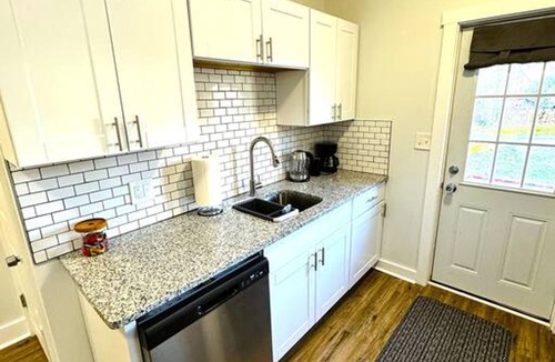 Wilmington Apartment | Modern Cozy Unit With King Bed