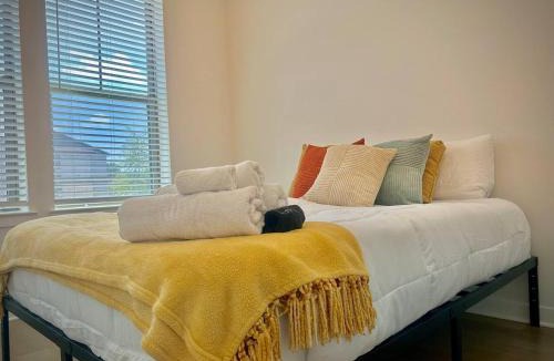 Sherman Apartment | Modern & Cozy Work-Friendly Getaway with Pool & Gym