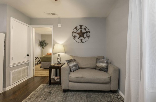 Judge's Hill Apartment | ★Modern,CozyCouple's Getaway w/Relaxing Patio!★
