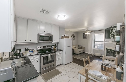 Judge's Hill Apartment | ★Modern,CozyCouple's Getaway w/Relaxing Patio!★