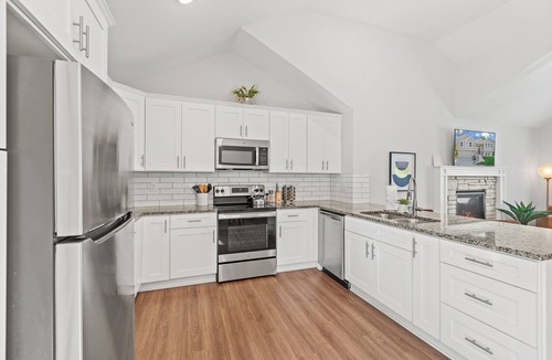 Excelsior Springs House | Modern Creekside Haven – 2-Car Garage & Deck Views