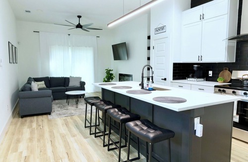 Dallas House | Modern Dallas Home, Free Parking & Wi-Fi