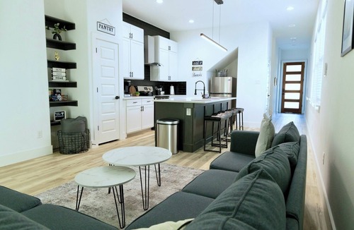 Dallas House | Modern Dallas Home, Free Parking & Wi-Fi