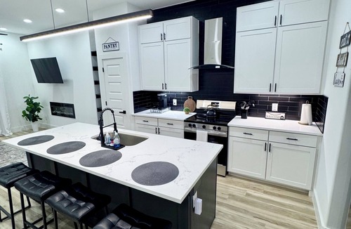 Dallas House | Modern Dallas Home, Free Parking & Wi-Fi