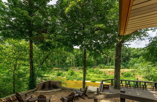 Turners Cabin | Modern Day Hideaway at the River House - 15 minutes from Bass Pro!