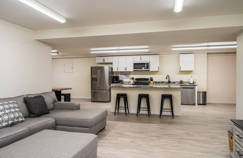 Wenatchee House | Modern Daylight Rambler w/Hottub