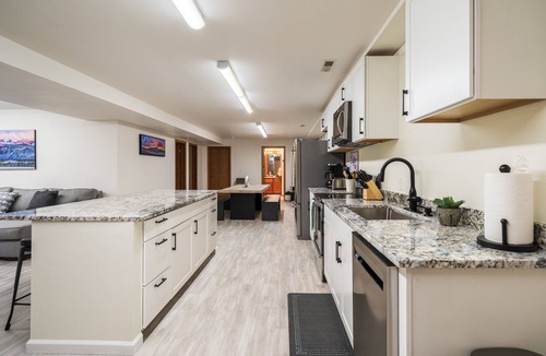 Wenatchee House | Modern Daylight Rambler w/Hottub