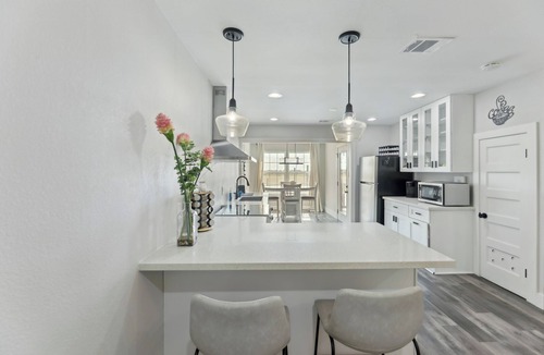 Del Valle House | Modern Del Valle Vacation Rental w/Deck & Views!