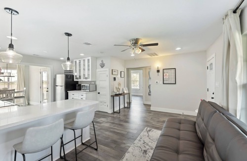 Del Valle House | Modern Del Valle Vacation Rental w/Deck & Views!