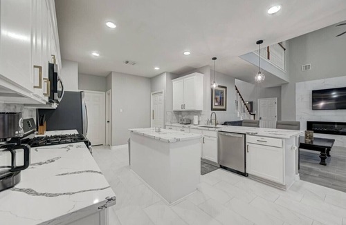 Sugar Land House | Modern Deluxe 4 bed Home