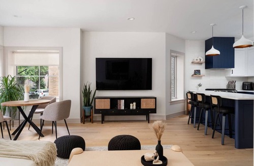 Avondale Apartment | Modern Design 3 BDR Apartment