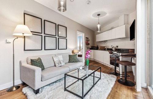 Notting Dale Apartment | Modern & Designed 2 bed Penthouse Apt Sleeps Five